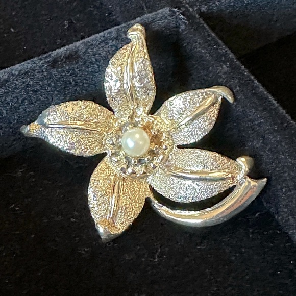 Vintage Faux Pearl Flower Brooch Textured Gold Tone Floral MCM 1950's 1960's - Picture 1 of 7